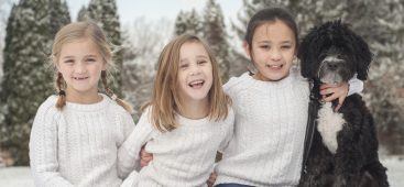 Bambini giocano fuori al freddo